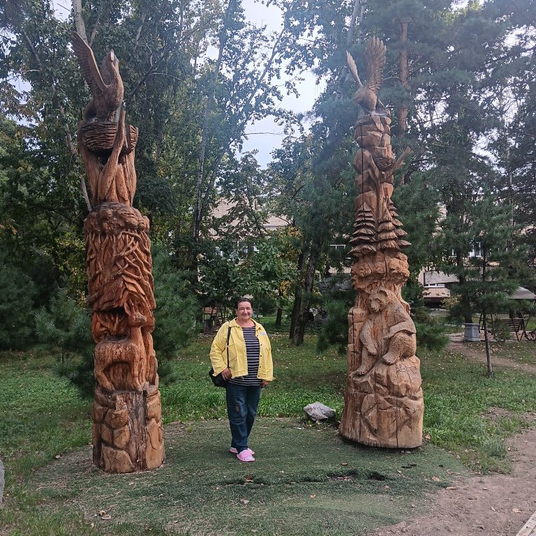 Baumkunst mit Mädchen