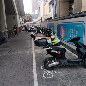 oft mit Elektro-Ladeanschluss