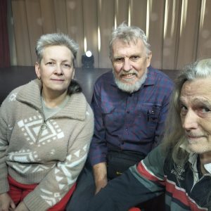 wir sitzen vor der Bühne