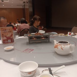 die ersten Speisen auf der Drehplatte