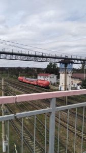 hoch über den Gleisen