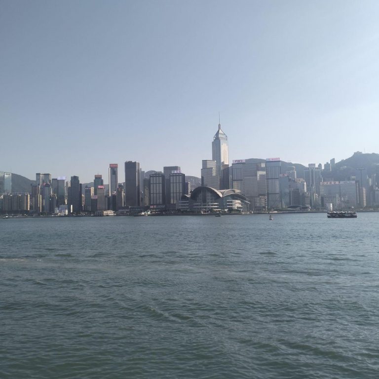 mit Blick über den Hafen