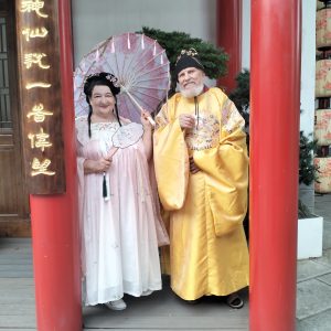 Mit Schirmchen und goldigem Begleiter