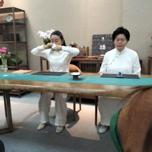 die Damen demonstrieren die exakte Körperhaltung