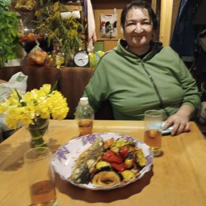 Die Köchin schmunzelt