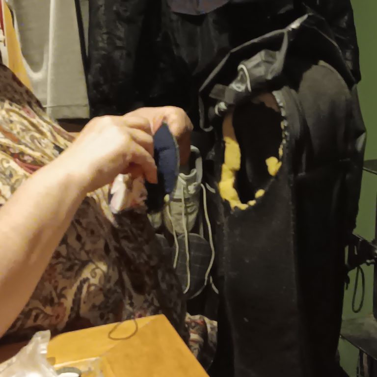 Die Gitarrenhülle wird genäht