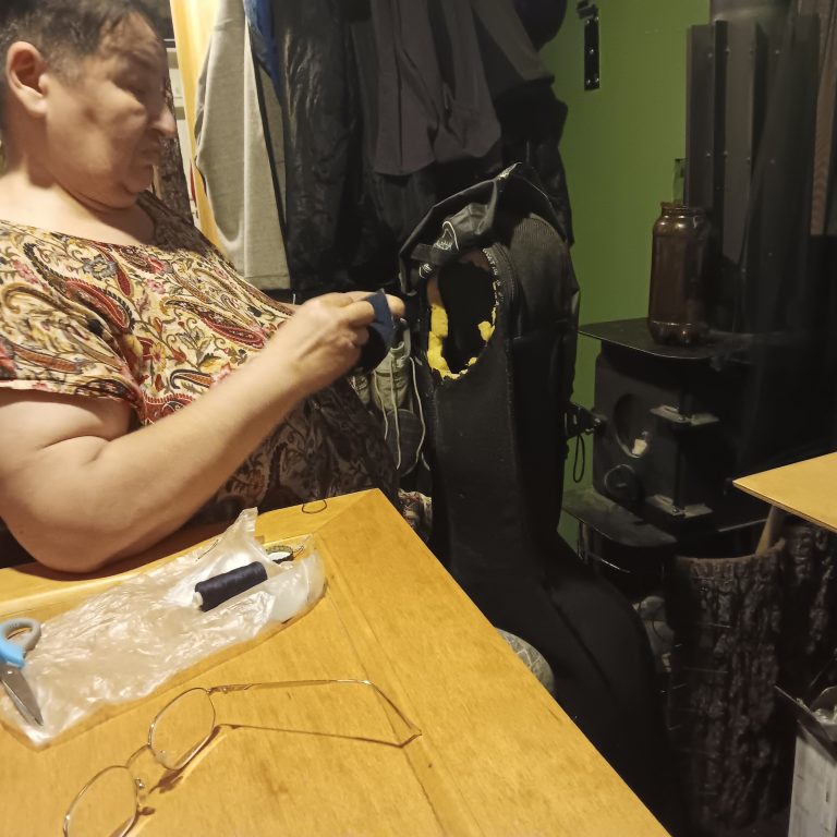 Die Gitarrenhülle wird genäht