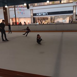 eine große Eisfläche bei 30 Grad Außentemperatur