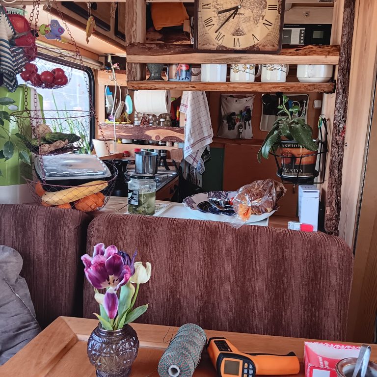 mit Blümchen auf dem Tisch